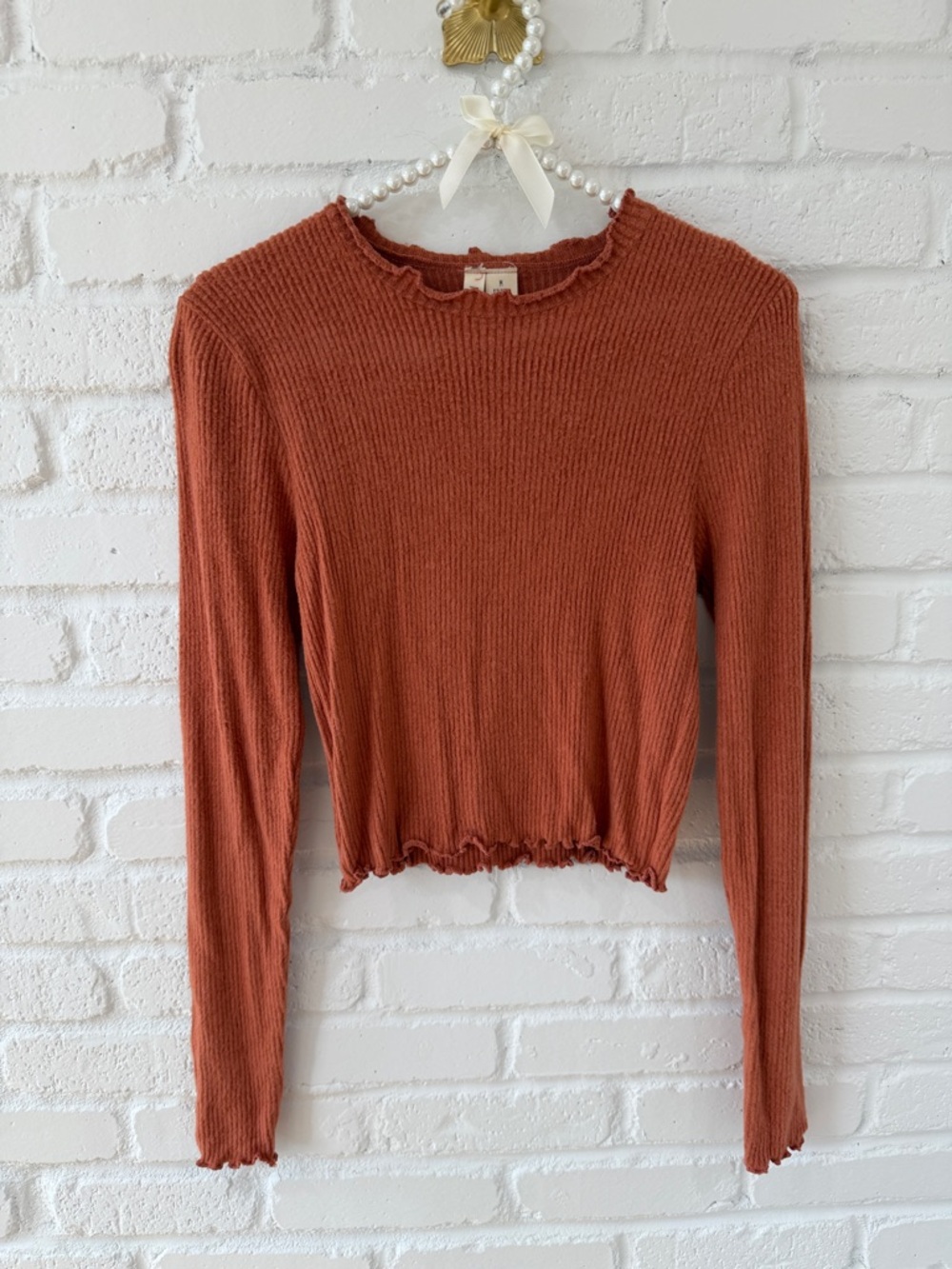 Sky and Sparrow Rust Ribbed Lettuce-Edge Long Sleeve Crop Top